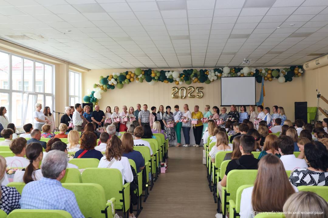 Стипендії та подарунки — за наполегливість і перемоги: у Чернігові нагородили талановиту молодь