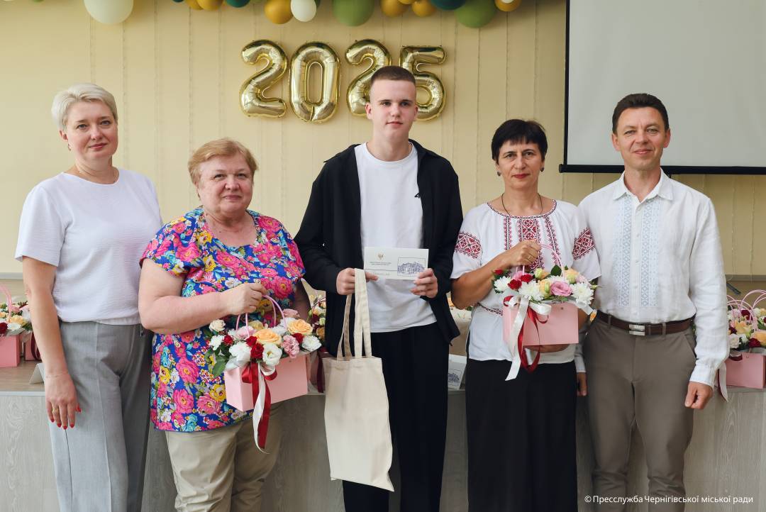Стипендії та подарунки — за наполегливість і перемоги: у Чернігові нагородили талановиту молодь