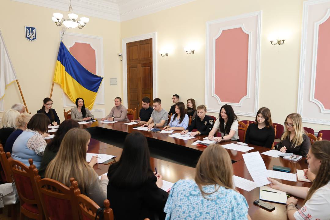 У Чернігівській міській раді відбувся круглий стіл до Дня Конституції України