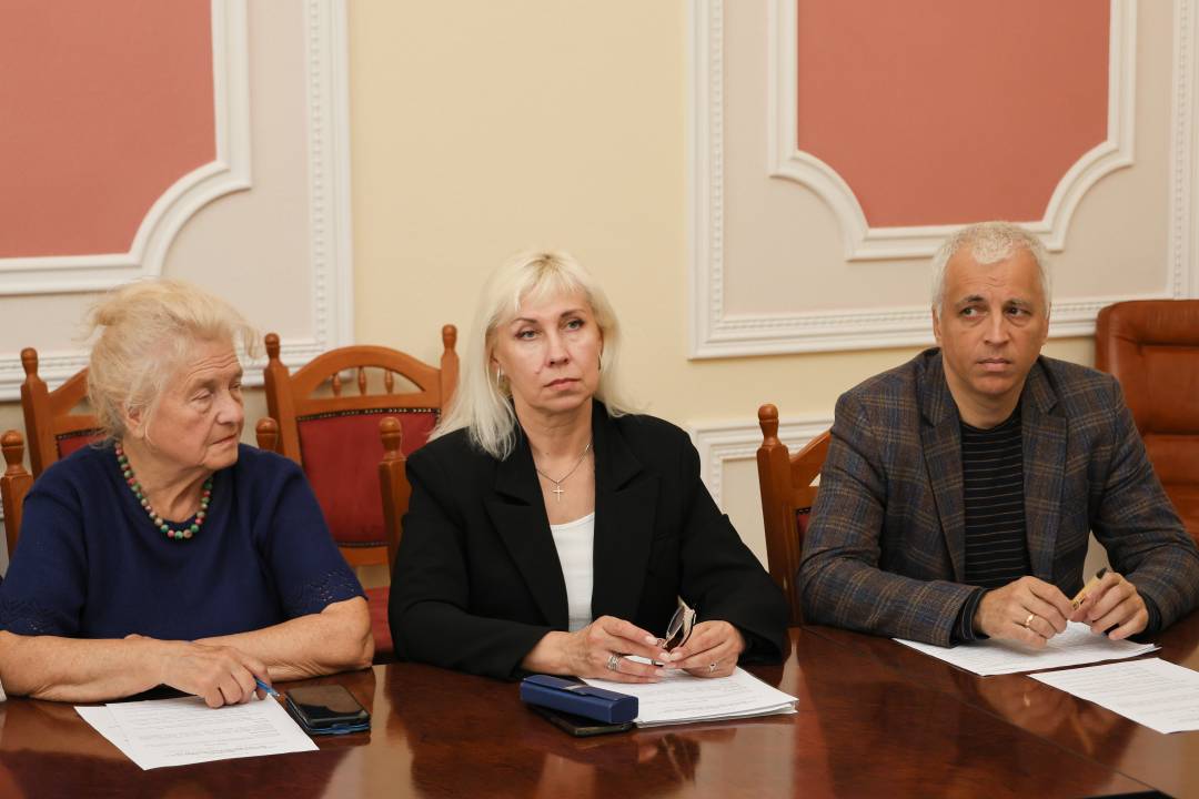 У Чернігівській міській раді відбувся круглий стіл до Дня Конституції України