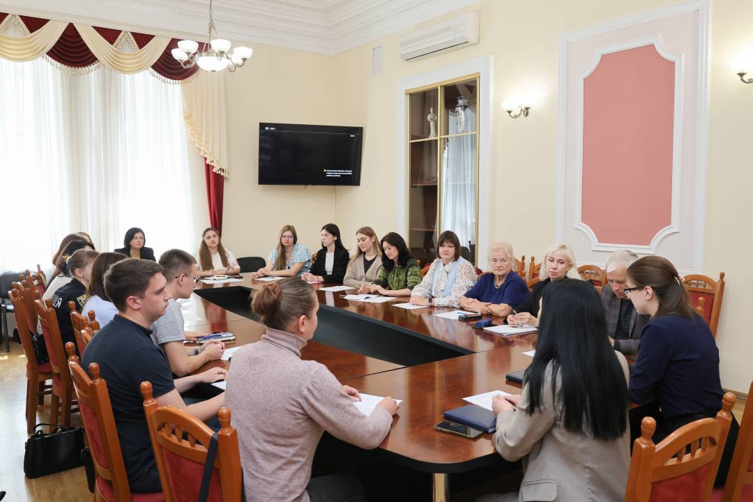 У Чернігівській міській раді відбувся круглий стіл до Дня Конституції України