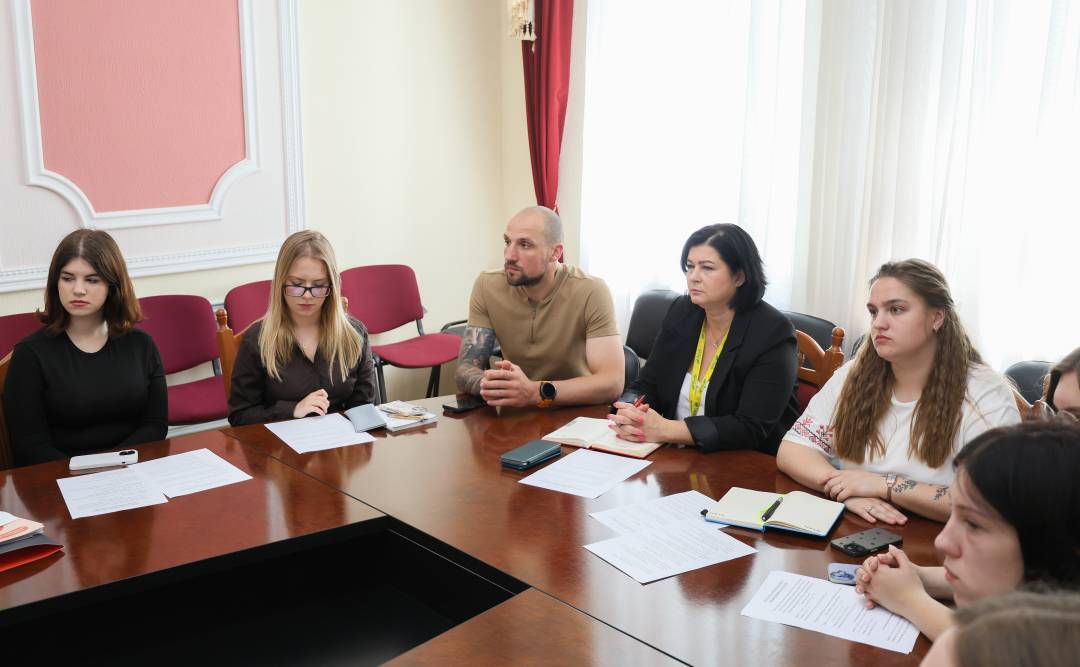 У Чернігівській міській раді відбувся круглий стіл до Дня Конституції України