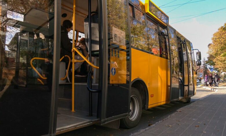 У Чернігові деякі тролейбуси й автобуси повертаються на звичний маршрут