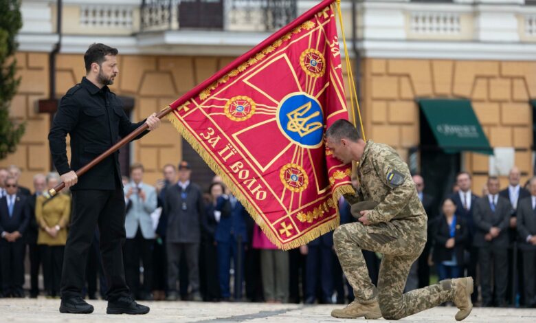 У День Конституції Зеленський передав бойовий прапор 5-му окремому полку зв’язку, що базується на Чернігівщині