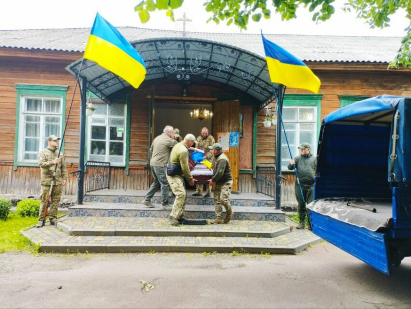 У громаді на Чернігівщині провели в останню путь загиблого воїна з Сумщини