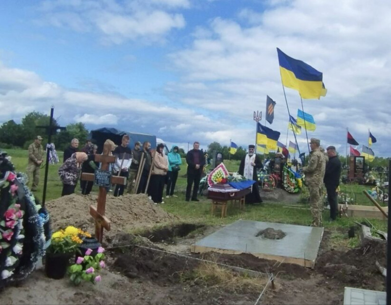 У громаді на Чернігівщині провели в останню путь загиблого воїна з Сумщини