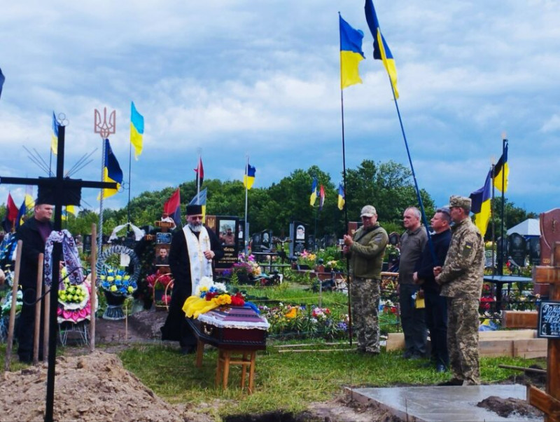 У громаді на Чернігівщині провели в останню путь загиблого воїна з Сумщини