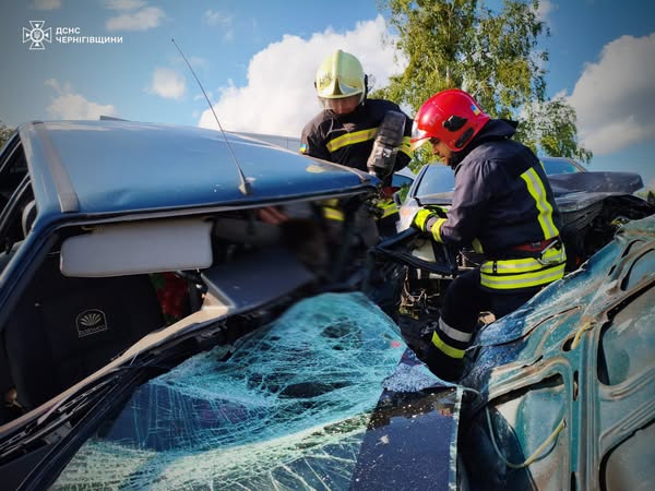 У селі на Чернігівщині сталася смертельна ДТП: водій автівки загинув, двоє пасажирок травмовані (Фото)