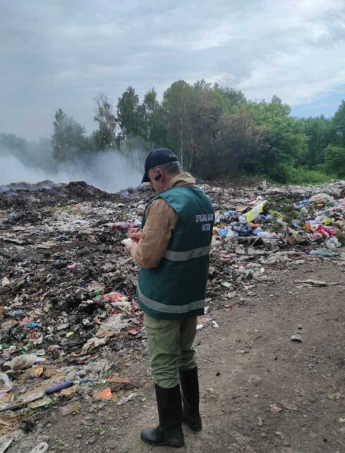 В атмосферу потрапляють тонни небезпечних речовин: через обстріли на Чернігівщині горить сміттєвий полігон (Фото)