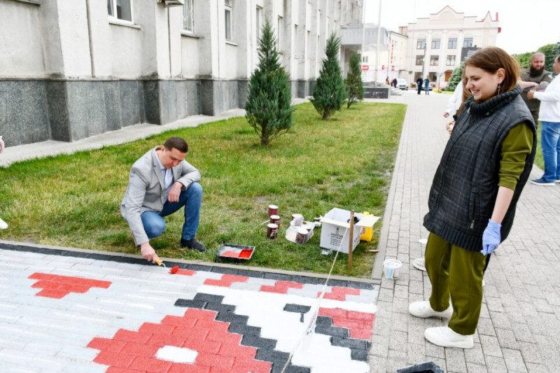 Вишиванка на центральній площі: на Чернігівщині молодь символічно розмалювала стежку у центрі міста (Фото)
