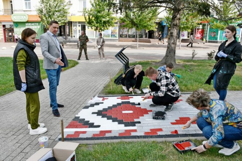 Вишиванка на центральній площі: на Чернігівщині молодь символічно розмалювала стежку у центрі міста (Фото)