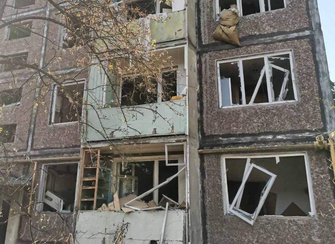 Внаслідок атаки рф на Чернігів ушпиталено одну особу, пошкоджено житло та інфраструктуру