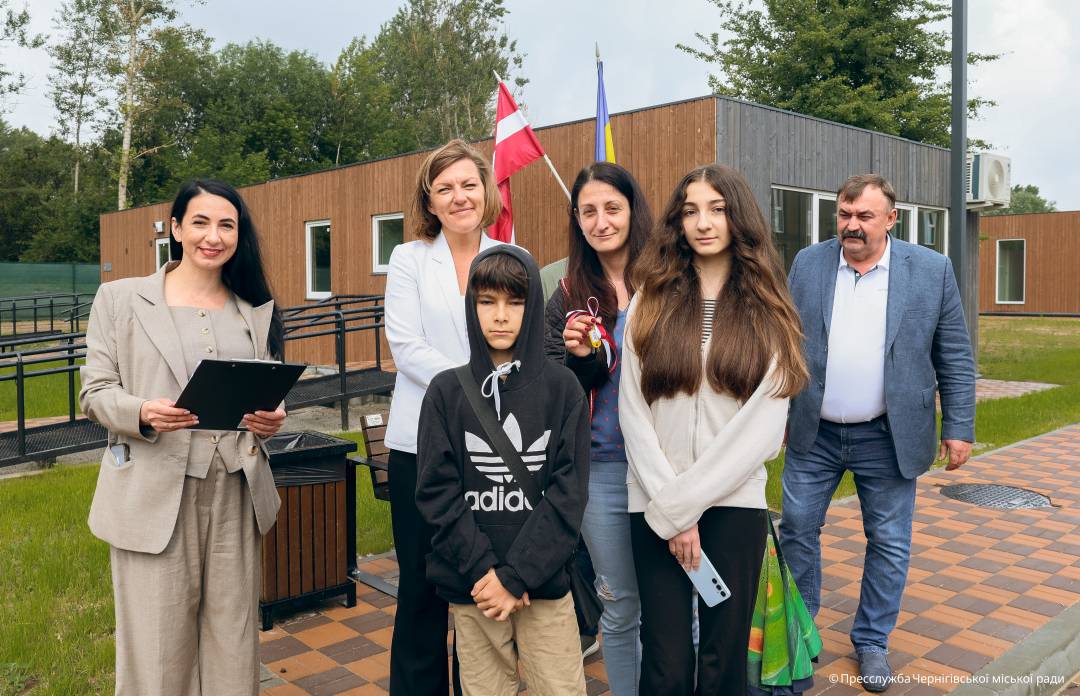 Завдяки допомозі Латвії родини, що втратили житло, отримали ключі від модульних будинків у Чернігові