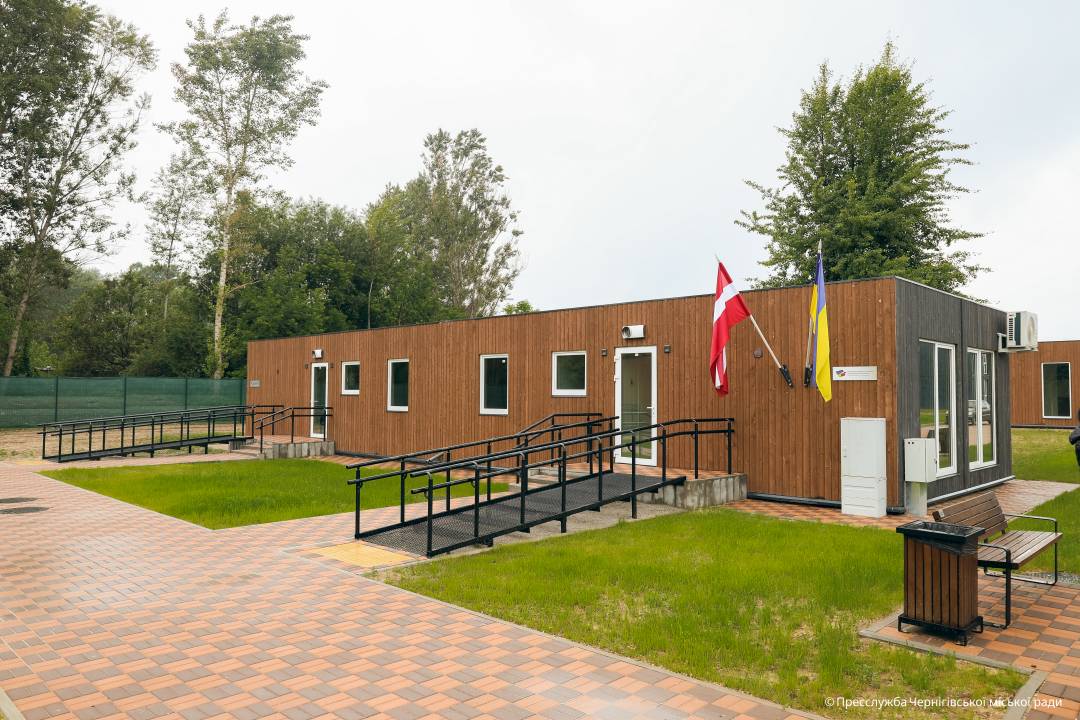 Завдяки допомозі Латвії родини, що втратили житло, отримали ключі від модульних будинків у Чернігові