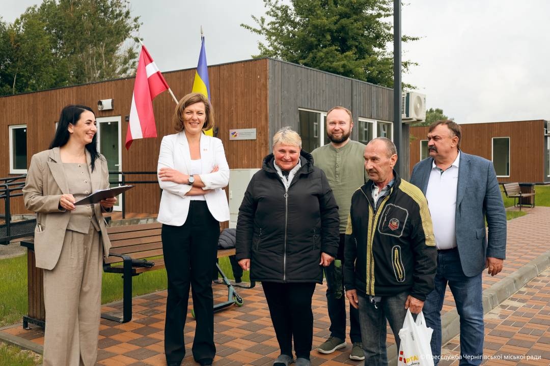 Завдяки допомозі Латвії родини, що втратили житло, отримали ключі від модульних будинків у Чернігові
