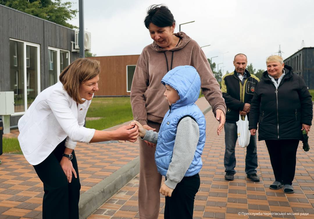 Завдяки допомозі Латвії родини, що втратили житло, отримали ключі від модульних будинків у Чернігові
