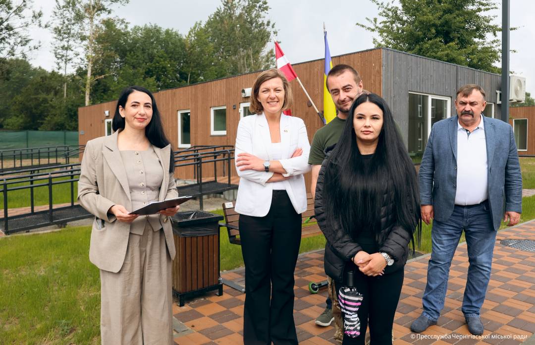 Завдяки допомозі Латвії родини, що втратили житло, отримали ключі від модульних будинків у Чернігові