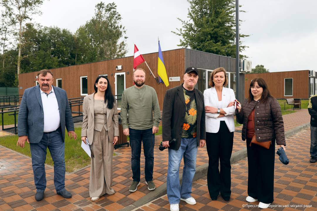 Завдяки допомозі Латвії родини, що втратили житло, отримали ключі від модульних будинків у Чернігові