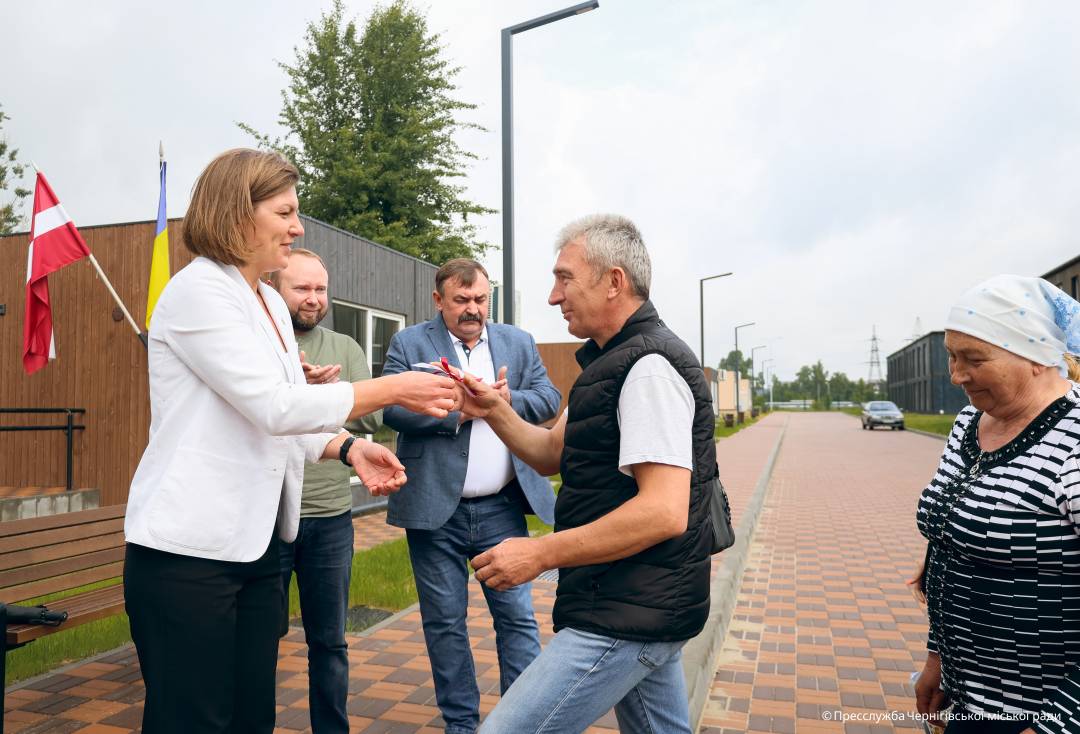 Завдяки допомозі Латвії родини, що втратили житло, отримали ключі від модульних будинків у Чернігові