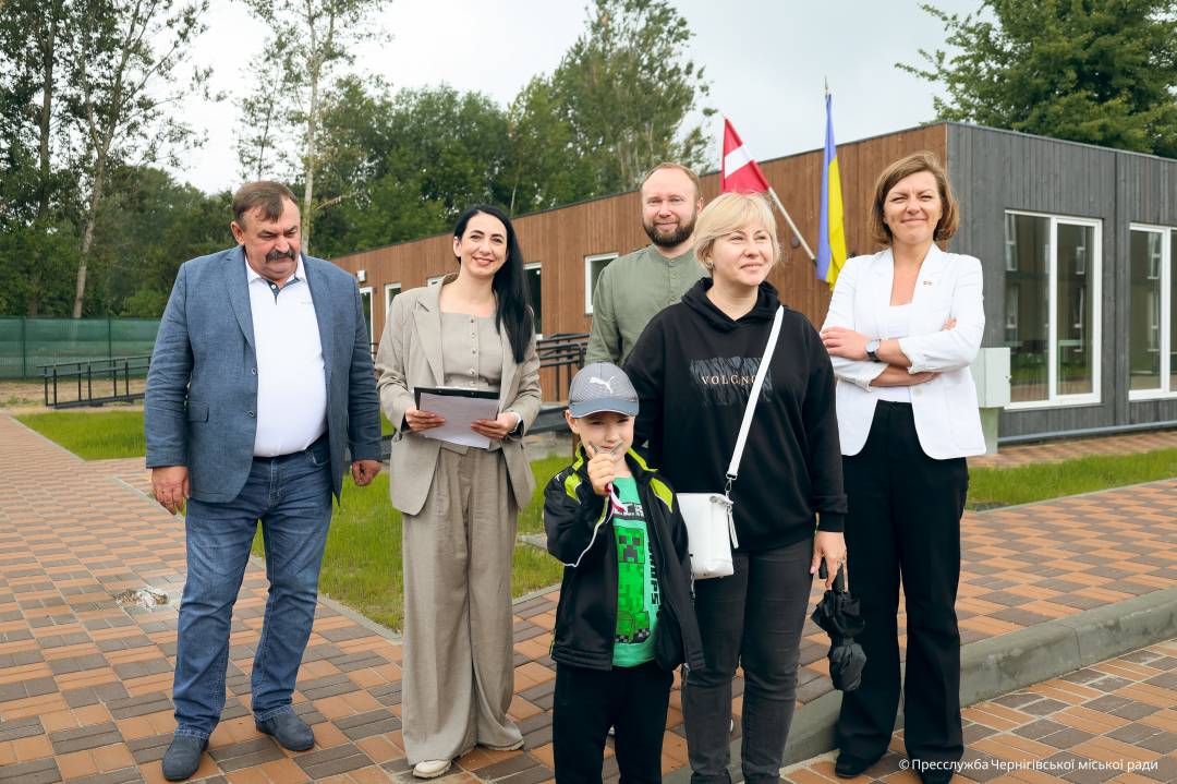 Завдяки допомозі Латвії родини, що втратили житло, отримали ключі від модульних будинків у Чернігові