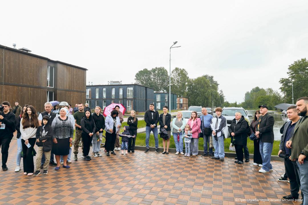 Завдяки допомозі Латвії родини, що втратили житло, отримали ключі від модульних будинків у Чернігові