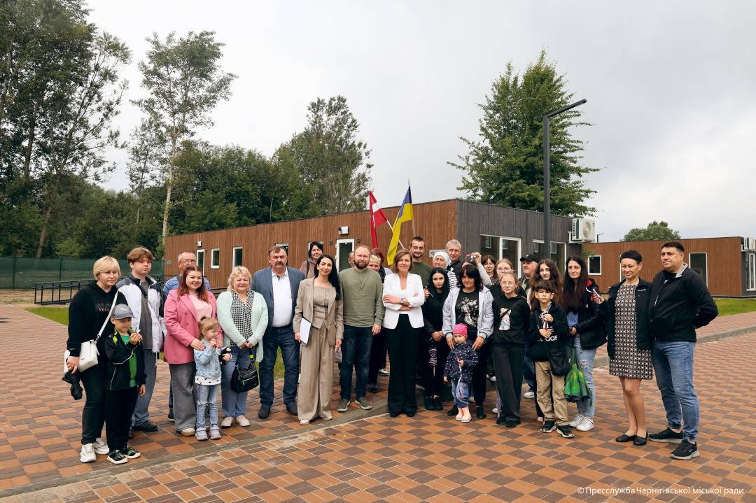 Завдяки допомозі Латвії родини, що втратили житло, отримали ключі від модульних будинків у Чернігові