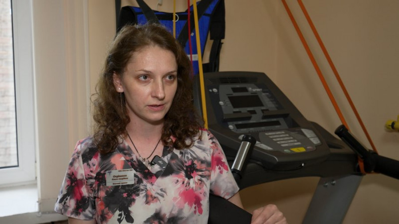 За 6 місяців встав на ноги: у Чернігові пацієнтів після інсульту реабілітують за методикою ходьби високої інтенсивності