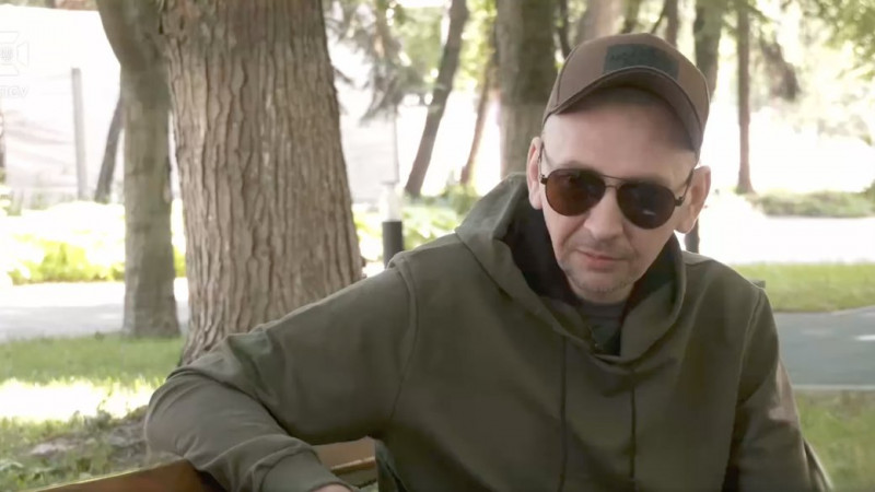 Виходить з прапором у руках: як 8-річна дівчинка на прикордонні Чернігівщини зустрічає звільнених із полону захисників