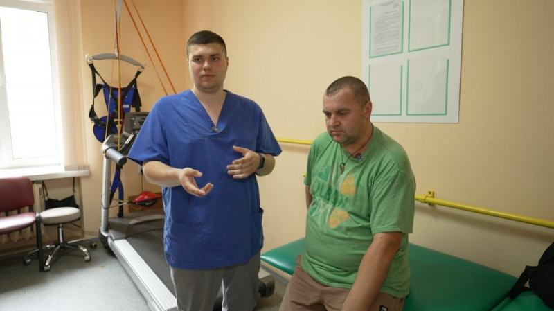 За 6 місяців встав на ноги: у Чернігові пацієнтів після інсульту реабілітують за методикою ходьби високої інтенсивності