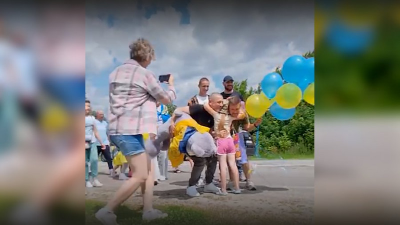 Виходить з прапором у руках: як 8-річна дівчинка на прикордонні Чернігівщини зустрічає звільнених із полону захисників