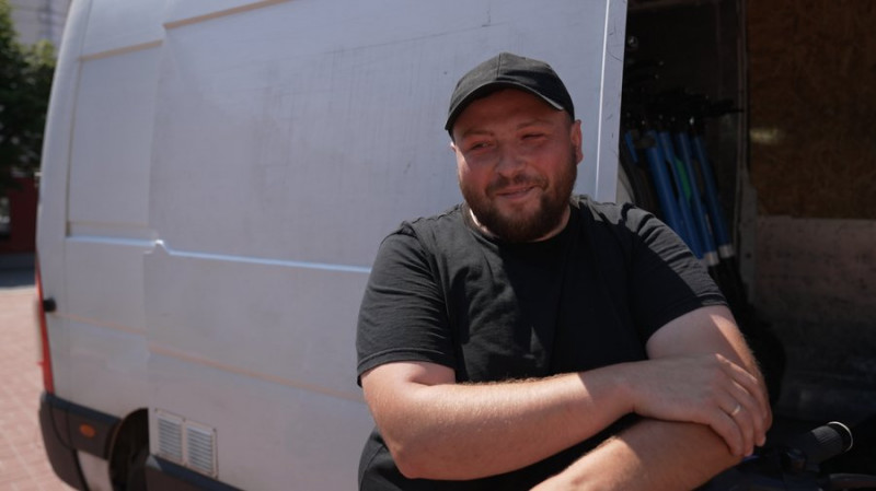 "Ходити містом страшно": що про їзду на електросамокатах у Чернігові кажуть люди, місцева влада та адвокати