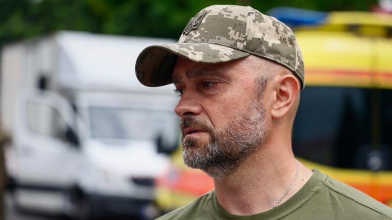 Допомога від монаха-пивовара: чернігівські військові отримали авто швидкої допомоги та фургон для гуманітарних вантажів