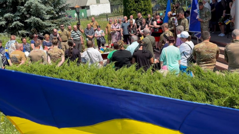 "Втрачаємо найхоробріших": на Чернігівщині попрощалися із загиблим поліцейським Миколою Гришковим