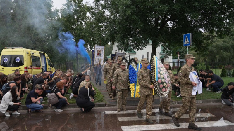 Загинув в авіакатастрофі, коли везли на обмін: у Славутичі прощалися з нацгвардійцем Іваном Роєм