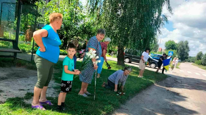 У Старому Білоусі на Чернігівщині поховали захисника Євгенія Томилка