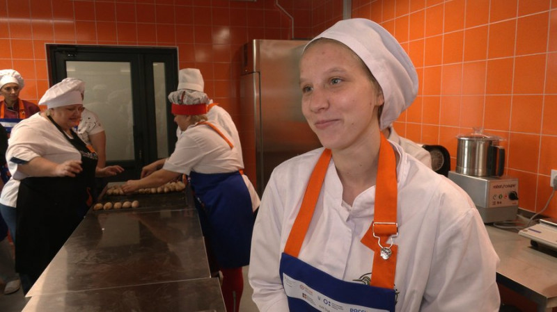 Навчають готувати вішисуаз, рибу під соусом бешамель та бланманже: як працює на Чернігівщині "Кулінарний хаб"