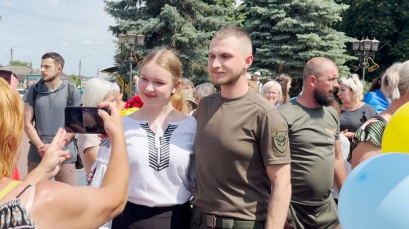 Схуд на 35 кілограмів та сумував за сонцем: у Прилуках зустріли Олексія Кузьменка, який повернувся з полону