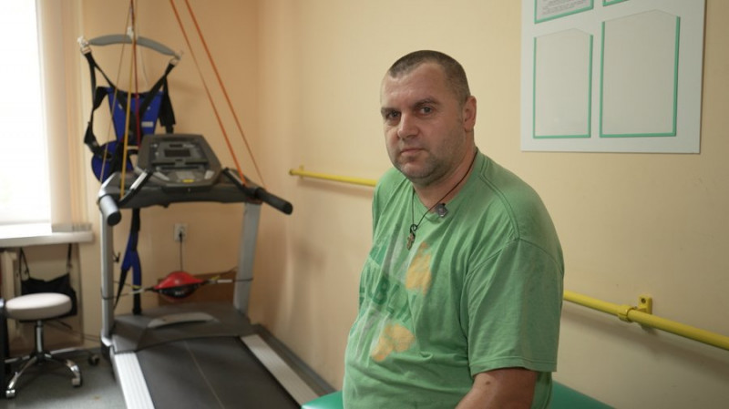 За 6 місяців встав на ноги: у Чернігові пацієнтів після інсульту реабілітують за методикою ходьби високої інтенсивності