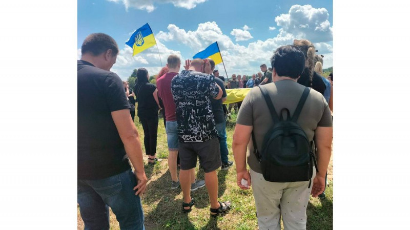 У Старому Білоусі на Чернігівщині поховали захисника Євгенія Томилка