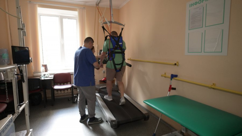 За 6 місяців встав на ноги: у Чернігові пацієнтів після інсульту реабілітують за методикою ходьби високої інтенсивності