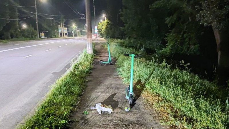 У Чернігові двоє підлітків не впоралися з керуванням самокатом та впали на дорогу: потерпілих госпіталізували