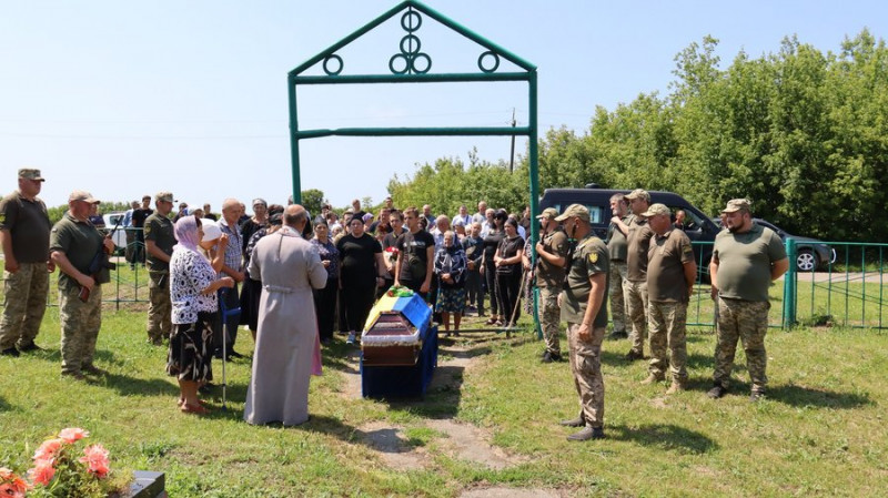 У Варвинській громаді на Чернігівщині поховали бійця Анатолія Оніщенка, якого майже два роки вважали зниклим безвісти