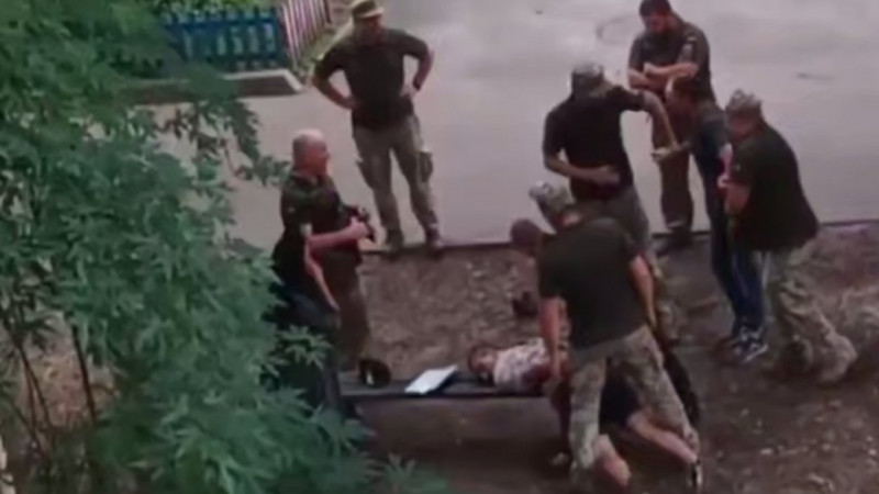 Прокуратура розпочала розслідування через перевищення повноважень поліцейського під час затримання чоловіка в Чернігові