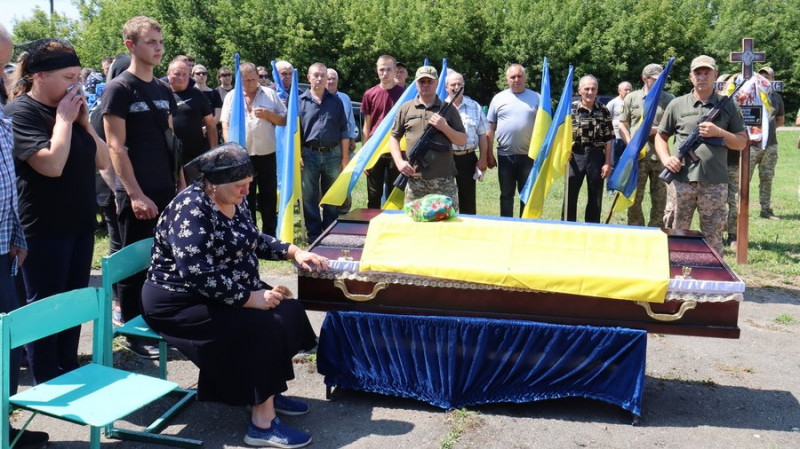 У Варвинській громаді на Чернігівщині поховали бійця Анатолія Оніщенка, якого майже два роки вважали зниклим безвісти