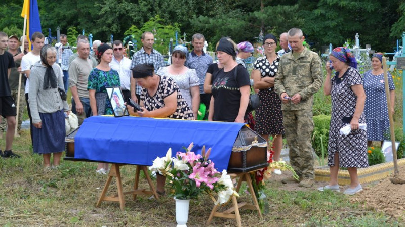 На Чернігівщині попрощалися з військовими Олександром Попаденцем та Олександром Акуленком