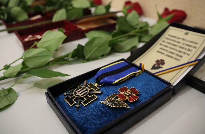 Бійця з Чернігівщини посмертно нагородили почесними нагрудними знаками