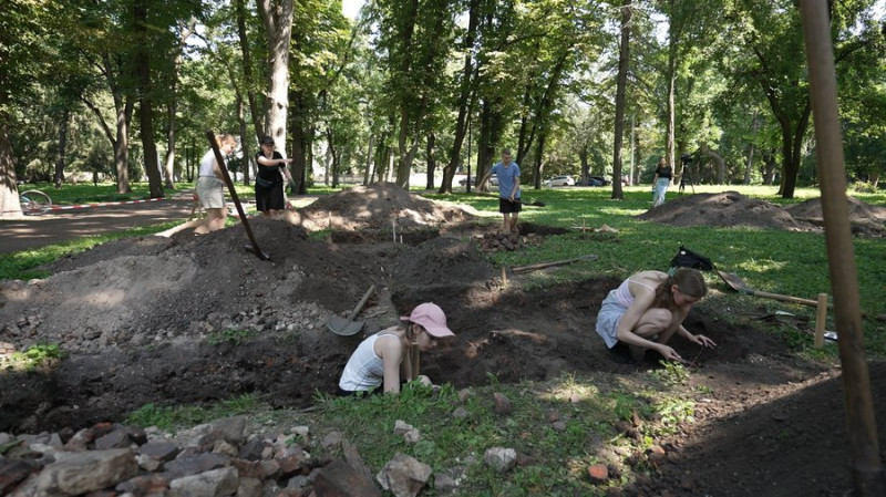 Браслети часів Русі та німецький окоп 1943 року: на Валу у Чернігові проводять розкопки