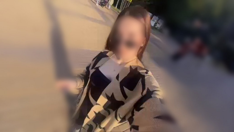 Жінка співала пісню російською мовою на Алеї пам'яті загиблих героїв у Прилуках: поліція розпочала перевірку
