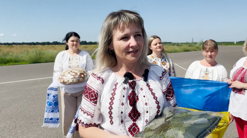 Схуд на 35 кілограмів та сумував за сонцем: у Прилуках зустріли Олексія Кузьменка, який повернувся з полону