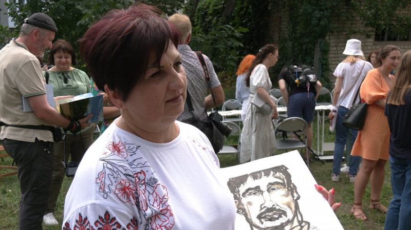 "Це наша боротьба також": до Чернігова приїхав французький художник Педро, який підтримує Україну й пише про неї картини